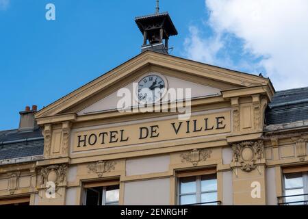 Sèvres, France - 26 février 2021 : vue extérieure de l'hôtel de ville de Sèvres. 'Hôtel de ville' écrit en français sur le dessus du bâtiment Banque D'Images