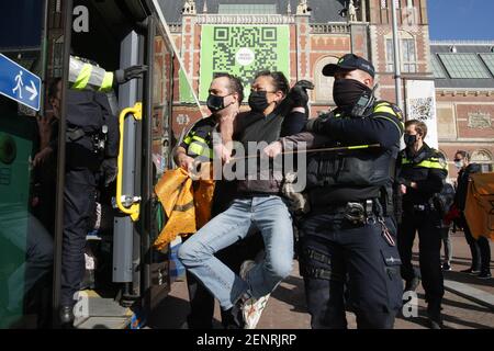 Des policiers néerlandais arrêtent les militants écologistes de la rébellion en voie d'extinction lors d'une manifestation bloquent l'entrée principale du Rijksmuseum le 26 février 20 Banque D'Images