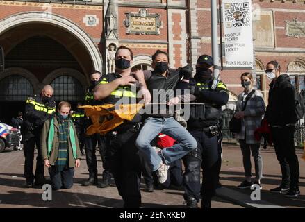 Des policiers néerlandais arrêtent les militants écologistes de la rébellion en voie d'extinction lors d'une manifestation bloquent l'entrée principale du Rijksmuseum le 26 février 20 Banque D'Images