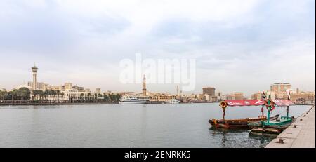 Dubaï, Émirats arabes Unis, 25 février 2021 : bateau-taxi sur Dubai Creek Banque D'Images