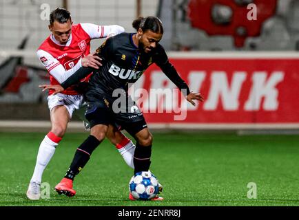 MAASTRICHT, PAYS-BAS - FÉVRIER 26 : Gaston Salasiwa de MVV Maastricht, Rashaan Fernandes de SC Telstar pendant le match hollandais de Keukenkampioendivisiie Banque D'Images