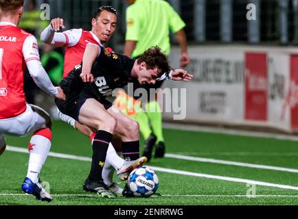 MAASTRICHT, PAYS-BAS - FÉVRIER 26 : Gaston Salasiwa de MVV Maastricht, Daniel Adshead de SC Telstar pendant le match hollandais de Keukenkampioendivisiie Banque D'Images
