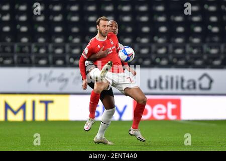 DERBY, ANGLETERRE. 26 FÉVRIER Andre sagesse of Derby County batailles avec Glenn Murray (25) de la forêt de Nottingham lors du match de championnat Sky Bet entre le comté de Derby et la forêt de Nottingham au Pride Park, Derby le vendredi 26 février 2021. (Credit: Jon Hobley | MI News) Credit: MI News & Sport /Alay Live News Banque D'Images