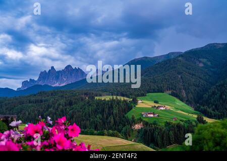 Les sommets de la montagne Odle dans les Dolomites en Italie. Le Villnößtal avec vue sur le Geisler. Banque D'Images