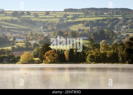 Le village de Blagdon, dans le nord du Somerset, avec le lac Blagdon en premier plan. Banque D'Images