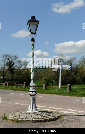 Un lampadaire au débarquement dans le village de Colyton, Devon, Royaume-Uni. Banque D'Images