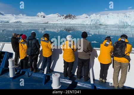 Bateau de croisière Ocean Adventurer, glacier Lilliehook, Spitsbergen, îles Svalbard, Norvège. Banque D'Images