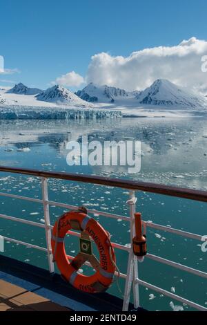 Bateau de croisière Ocean Adventurer, glacier Lilliehook, Spitsbergen, îles Svalbard, Norvège. Banque D'Images