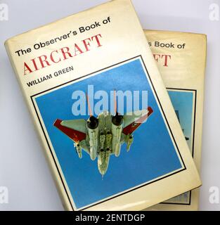 Le livre de l'observateur des avions de 1973 et 1974 avec Une photo une USAF General Dynamics peinte en rouge et blanc F-111 bombardier à ailes battantes Aardvark Banque D'Images