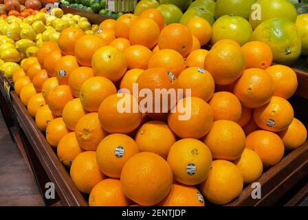 Pico - Robertson, CA USA - 20 janvier 2021 : vue rapprochée de 4012 oranges navelles fraîches placées sur l'étagère de Ralph Banque D'Images