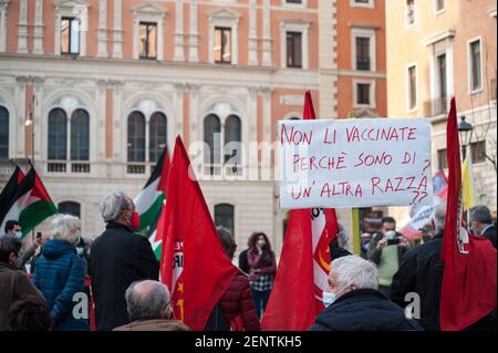 Rome, Italie. 26 février 2021. Rome Vendredi 26 février: piazza S. Silvestro vaccins sit-in POUR LA PALESTINE - débloquer les vaccins pour la population active. Vacciner les prisonniers politiques dans les prisons israéliennes. Proumove la Communauté palestinienne de Rome et du Latium. Crédit : Agence photo indépendante/Alamy Live News Banque D'Images