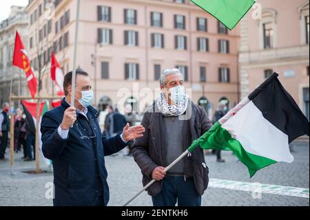 Rome, Italie. 26 février 2021. Rome Vendredi 26 février: piazza S. Silvestro vaccins sit-in POUR LA PALESTINE - débloquer les vaccins pour la population active. Vacciner les prisonniers politiques dans les prisons israéliennes. Proumove la Communauté palestinienne de Rome et du Latium. Crédit : Agence photo indépendante/Alamy Live News Banque D'Images