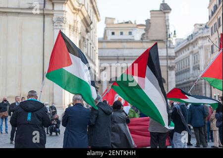 Rome, Italie. 26 février 2021. Rome Vendredi 26 février: piazza S. Silvestro vaccins sit-in POUR LA PALESTINE - débloquer les vaccins pour la population active. Vacciner les prisonniers politiques dans les prisons israéliennes. Proumove la Communauté palestinienne de Rome et du Latium. Crédit : Agence photo indépendante/Alamy Live News Banque D'Images