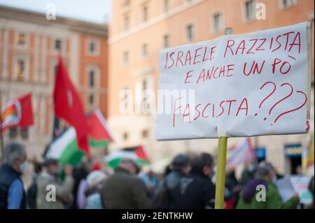 Rome, Italie. 26 février 2021. Rome Vendredi 26 février: piazza S. Silvestro vaccins sit-in POUR LA PALESTINE - débloquer les vaccins pour la population active. Vacciner les prisonniers politiques dans les prisons israéliennes. Proumove la Communauté palestinienne de Rome et du Latium. Crédit : Agence photo indépendante/Alamy Live News Banque D'Images