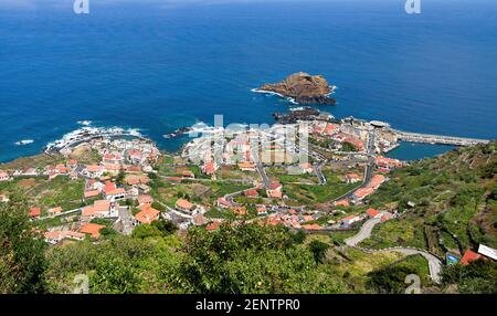 Vue aérienne de la ville de 'Porto Moniz' dans l'île de Madère en été avec bleu océan atlantique. Banque D'Images