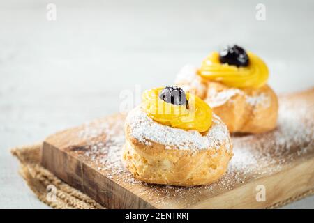 Zeppole maison de Saint Joseph sur un panneau rustique Banque D'Images