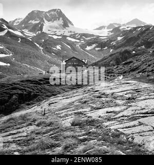 Autriche, Tyrol. C'est du club alpin allemand, DAV, Refuge de la cabane de montagne de Dresde à la tête de la vallée de Stubaital en regardant vers la montagne de Spitze de Schaufel comme c'était en 1968 tout avant que la région était immaculée avant fortement conçue par la compagnie de glacier de Stubai dans un domaine de ski maintenant jonché de pylônes de ski, restaurants et cafés. Banque D'Images