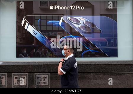 Hong Kong, Chine. 10 novembre 2020. Un piéton passe devant une société américaine de technologie multinationale, Apple iPhone 12 Pro publicité à Hong Kong. Crédit: Chukrut Budrul/SOPA Images/ZUMA Wire/Alay Live News Banque D'Images