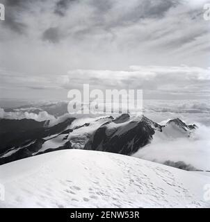 Autriche, Tyrol. Cette scène est à travers les montagnes de la Feuerstein, les montagnes de pierre de feu dit être parmi les plus belles de toutes les montagnes de Stubai en raison de leurs glaciers suspendus comme ils où en 1968. Malheureusement, les glaciers pendants vus ici sont maintenant allés en raison du réchauffement de la planète, tout ce qui reste n'est que quelques morceaux de neige. Banque D'Images