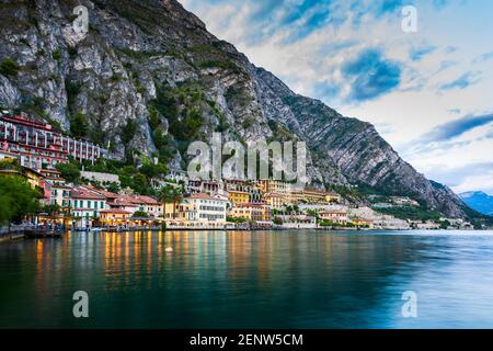 Limone sul Garda village au bord du lac, lors d'un coucher du soleil. Destination de voyage populaires. Banque D'Images