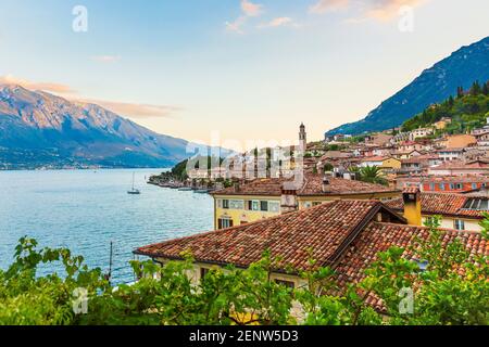 Limone sul Garda village au bord du lac, lors d'un coucher du soleil. Destination de voyage populaires. Banque D'Images