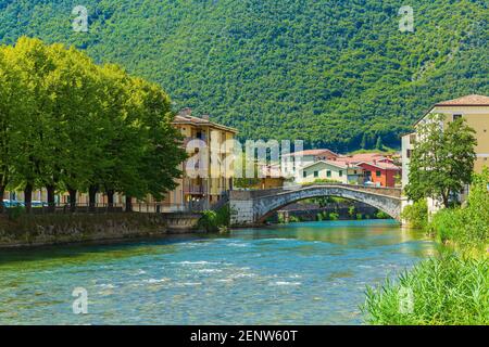 Vue sur les maisons résidentielles sur le fleuve Chiese au village et commune Vobarno province de Brescia, Lombardie, Italie, Banque D'Images