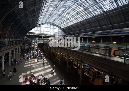 Gare de Kings Cross St Pancras avec une foule de voyageurs. Terminal ferroviaire principal pour les départs de trains Eurostar de Londres à destination de l'Europe Banque D'Images