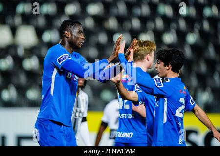 CHARLEROI, BELGIQUE - FÉVRIER 26 : Ebere Onuachu de KRC Genk célébrant un but lors du match de la Ligue des professionnels belges entre Charleroi et KRC Genk au Stade du pays de Charleroi le 26 février 2021 à Charleroi, Belgique (photo de Jeroen Meeuwsen/Orange Pictures) Banque D'Images