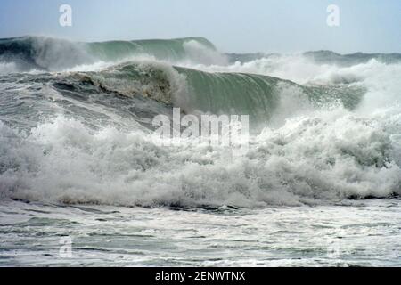 Vagues de tempête en mer Banque D'Images