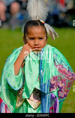 Les enfants dansent dans un événement tribal Powow en Amérique du Nord Banque D'Images