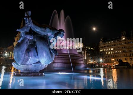 Londres, Royaume-Uni. 26 février 2021. Photo prise le 26 février 2021 montre la pleine lune au-dessus des fontaines de Trafalgar Square à Londres, en Grande-Bretagne. Credit: Stephen Chung/Xinhua/Alay Live News Banque D'Images