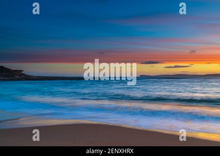 Coucher de soleil au bord de la mer à Putty Beach dans le parc national de Bouddi sur la côte centrale, Nouvelle-Galles du Sud, Australie. Banque D'Images