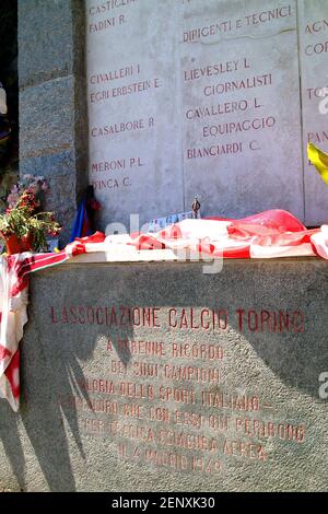 Turin, Piémont, Italie. Le mémorial aux victimes de la catastrophe aérienne à la Basilique de Superga, où est mort toute l'équipe de football de Turin. Banque D'Images