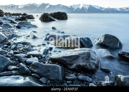 Exposition de pierres dans le temps sur la côte de Westfjords, Islande Banque D'Images