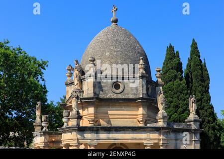 Gros plan sur le magnifique toit d'un mausolée familial dans un cimetière de la Valette, Malte Banque D'Images