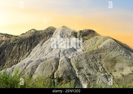 Vue sur les montagnes de craie près de la carrière minière. Montagne de dolomie et roche sur fond de coucher de soleil Banque D'Images