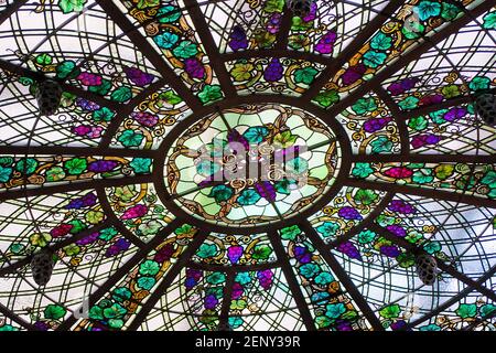 Casa Loma détails de l'intérieur: Belle fenêtre ronde de vitraux de morceaux de verre coloré Banque D'Images