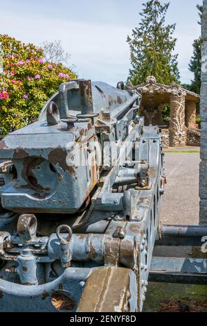 Ancienne pièce d'artillerie à canon (un Howitzer M116 de 75 mm) commémorative près du belvédère en pierre du Causland Memorial Park à Anacortes, Washington. Banque D'Images