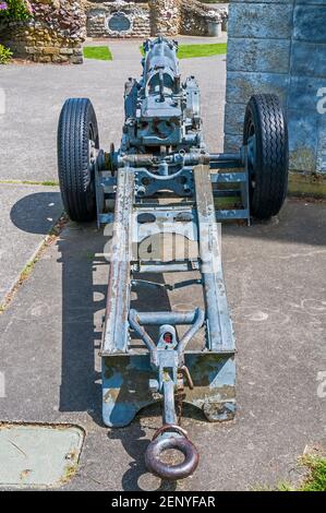 Ancienne pièce d'artillerie à canon (un Howitzer M116 de 75 mm) commémorative près du belvédère en pierre du Causland Memorial Park à Anacortes, Washington. Banque D'Images