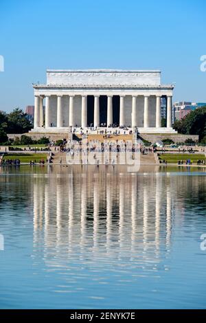 Washington DC monuments, façade extérieure du Lincoln Memorial Building reflété dans le Lincoln Memorial Reflecting Pool, Washington DC, États-Unis. Banque D'Images