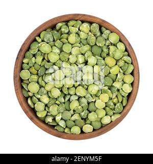 Petits pois verts secs isolés dans un bol sur fond blanc Banque D'Images