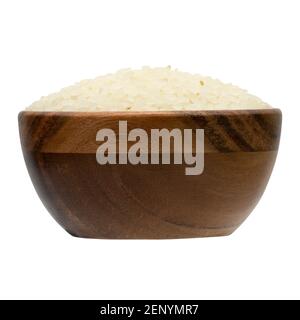 Riz rond dans un bol en bois isolé sur fond blanc. Banque D'Images