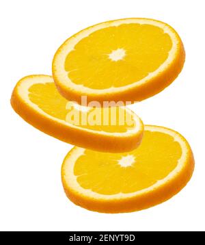 Des tranches d'orange juteuses volantes isolées sur fond blanc. Banque D'Images