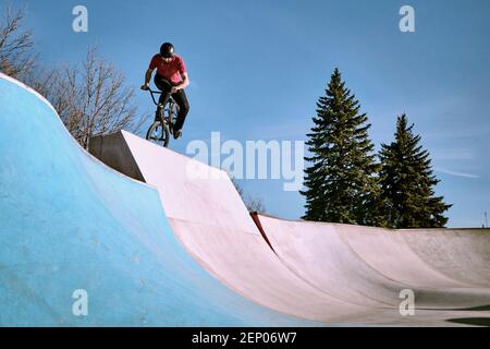 Vélo BMX rider canadien fait un footjam sur blocage haut de rampe en béton, Montréal, Québec, Canada Banque D'Images