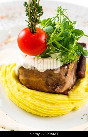 bœuf grillé aux herbes, tomates, sauce. sur fond blanc Banque D'Images