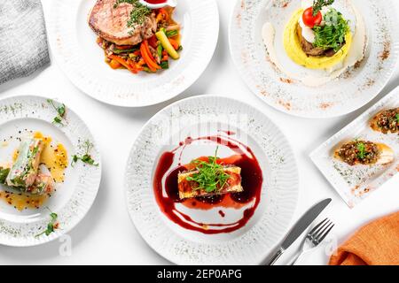 bœuf wellington avec sauce sur une assiette sur un blanc arrière-plan Banque D'Images