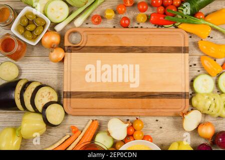 Planche à découper dans un cadre à légumes pour aliments. Espace pour le texte Banque D'Images