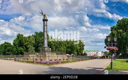 Poltava, Ukraine 07.13.2020. La colonne de gloire commémore le centenaire de la bataille de Poltava, en Ukraine, lors d'une journée ensoleillée d'été Banque D'Images