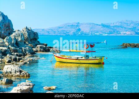 Magnifique paysage méditerranéen de la baie de Haraki sur l'île de Rhodes, Grèce Banque D'Images