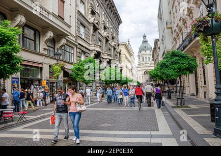 Touristes sur la rue principale de la ville de Budapest, rue Vaci. Banque D'Images